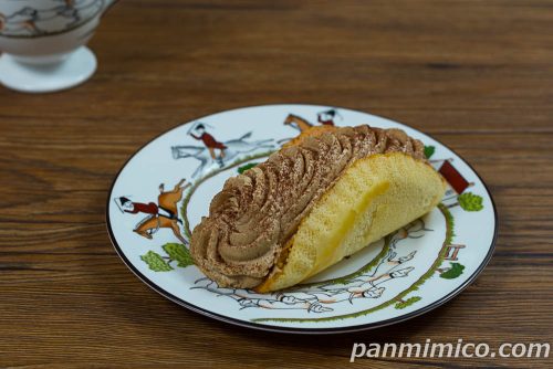 コーヒーオムレットミルククリーム入り【セブンイレブン】斜めから撮った写真