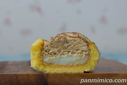 コーヒーオムレットミルククリーム入り【セブンイレブン】断面の写真