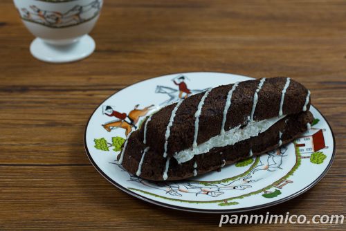 ブラックココアシフォンケーキ【ヤマザキ】斜めから撮った写真