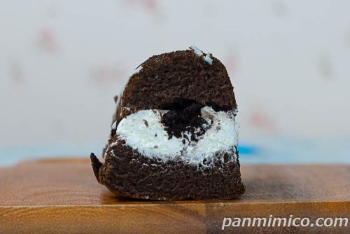 ブラックココアシフォンケーキ【ヤマザキ】断面の写真