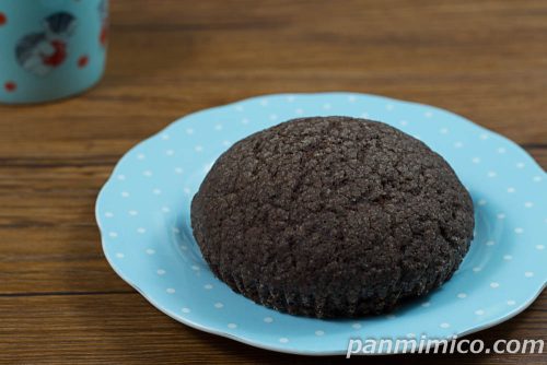 じゅわチョコ塩メロンパン【ローソン】斜めから撮った写真