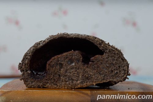 じゅわチョコ塩メロンパン【ローソン】断面の写真