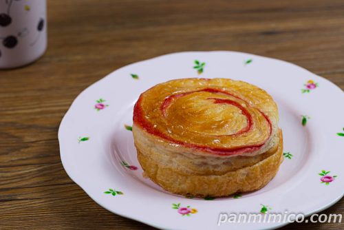 りんごとレアチーズホイップのデニッシュ【ファミリーマート】斜めから撮った写真