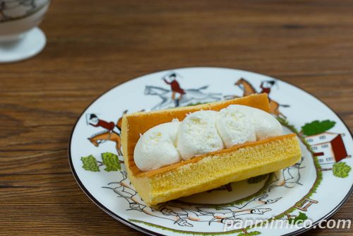 ワンハンドなプレミアムロールケーキ【ローソン】斜めから撮った写真