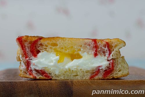 りんごとレアチーズホイップのデニッシュ【ファミリーマート】断面の写真