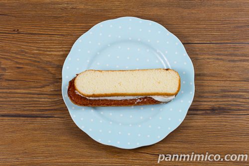 ホワイトサンドケーキ（レアチーズ風味クリーム）【ファミリーマート】上から撮った写真