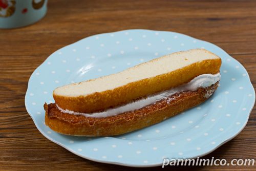 ホワイトサンドケーキ（レアチーズ風味クリーム）【ファミリーマート】斜めから撮った写真