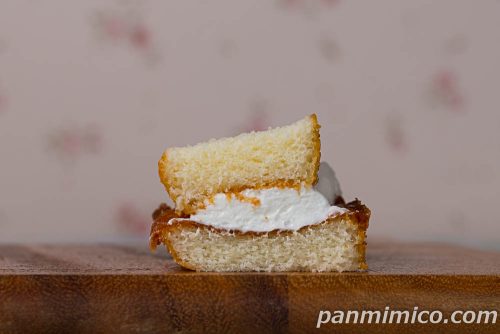 ホワイトサンドケーキ（レアチーズ風味クリーム）【ファミリーマート】断面の写真