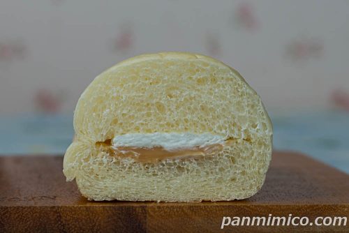 白いコッペパン（アーモンドクリーム＆ホイップ）【ヤマザキ】断面の写真