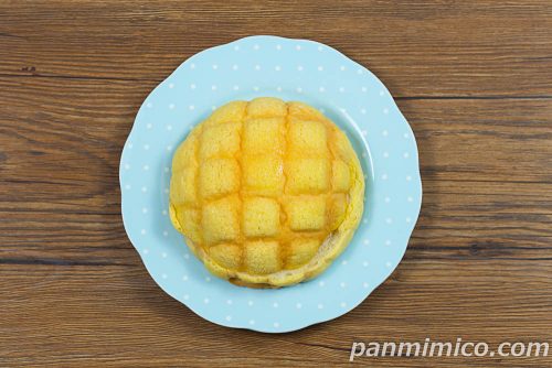 大きなメロンパン（エッセルスーパーカップ超バニラ風味）【ヤマザキ】上から撮った写真