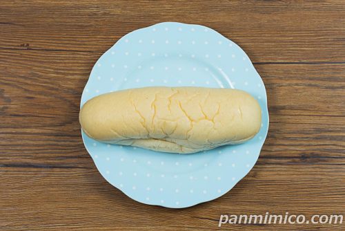 白いコッペパン（エッセルスーパーカップ超バニラ風味）【ヤマザキ】上から撮った写真