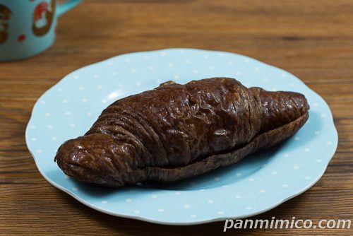 極生チョコクロワッサン（生チョコクリーム）【ヤマザキ】斜めから撮った写真