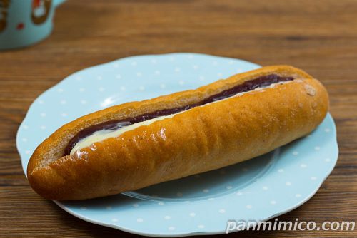 たっぷりあんバターフランスパン【ヤマザキ】斜めから撮った写真