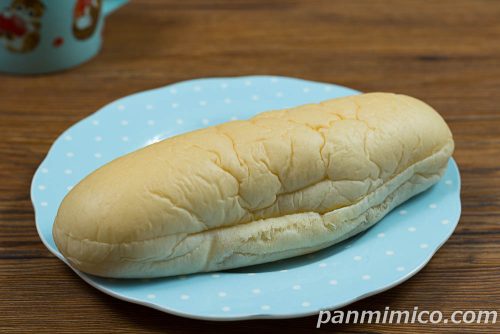 白いコッペパン（エッセルスーパーカップ超バニラ風味）【ヤマザキ】斜めから撮った写真