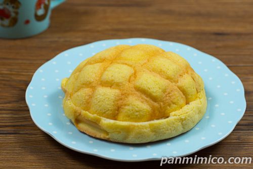 大きなメロンパン（エッセルスーパーカップ超バニラ風味）【ヤマザキ】斜めから撮った写真