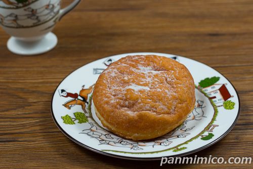 極生ドーナツ（カスタード）【ヤマザキ】斜めから撮った写真