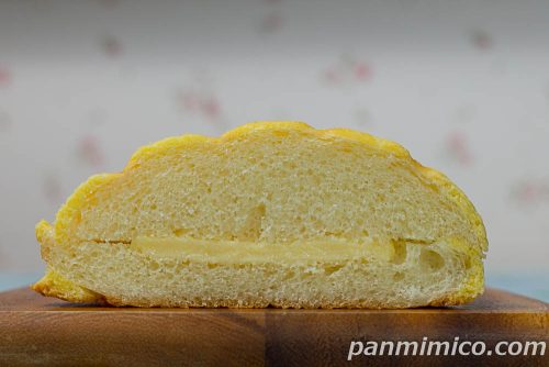 大きなメロンパン（エッセルスーパーカップ超バニラ風味）【ヤマザキ】断面の写真
