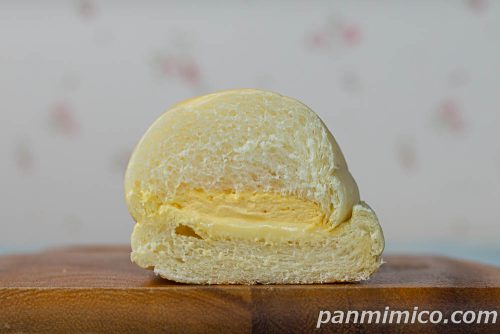 白いコッペパン（エッセルスーパーカップ超バニラ風味）【ヤマザキ】断面の写真