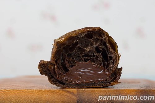 極生チョコクロワッサン（生チョコクリーム）【ヤマザキ】断面の写真