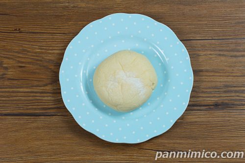 たっぷりレアチーズクリームパン【ファミリーマート】上から撮った写真