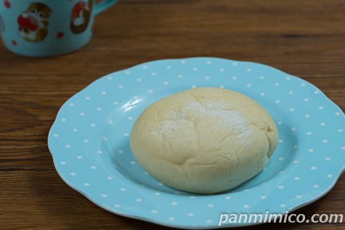 たっぷりレアチーズクリームパン【ファミリーマート】斜めから撮った写真