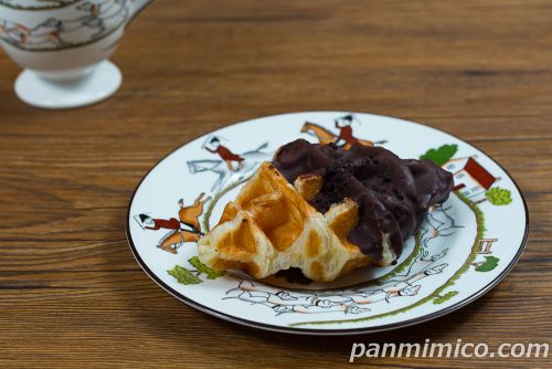 冷やして食べるクロッフル　カスタードクリーム入り【ファミリーマート】斜めから撮った写真