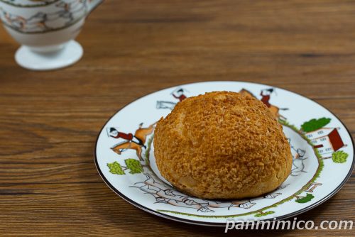シュークリーム（エッセルスーパーカップ超バニラ風味）【ヤマザキ】斜めから撮った写真