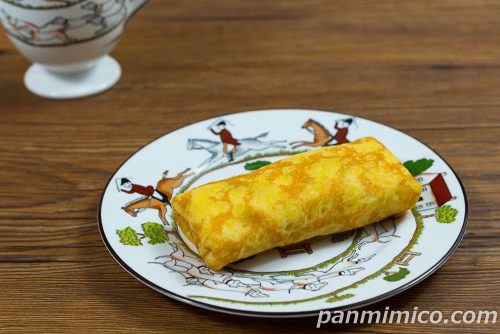 ファミマ・ザ・クレープ　羽二重餅【ファミリーマート】斜めから撮った写真