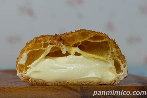 シュークリーム（エッセルスーパーカップ超バニラ風味）【ヤマザキ】断面の写真