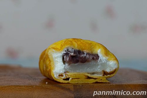 ファミマ・ザ・クレープ　羽二重餅【ファミリーマート】断面の写真