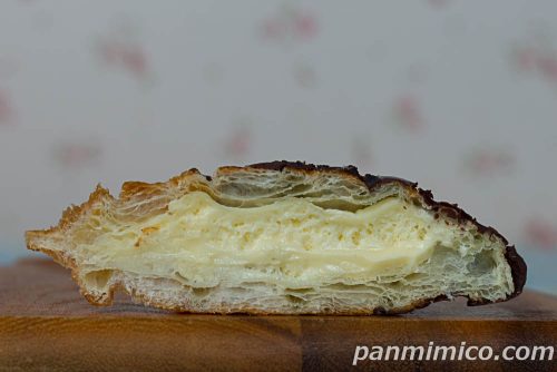 冷やして食べるクロッフル　カスタードクリーム入り【ファミリーマート】断面の写真