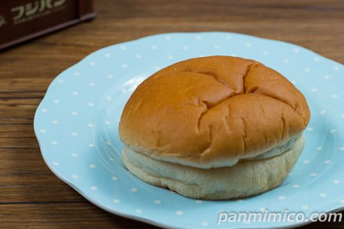 生あんぱん ほいっぷ【フジパン】斜めから撮った写真