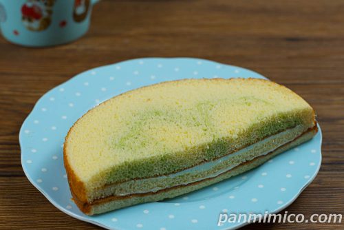 ダブルメロンクリームサンドケーキ【ヤマザキ】斜めから撮った写真