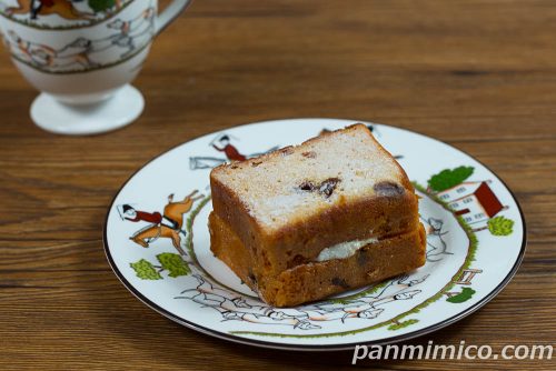 しっとりとしたパウンドケーキ(ホイップクリーム)【ヤマザキ】斜めから撮った写真