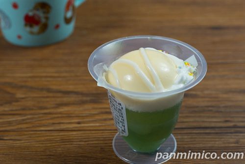 クリームソーダみたいなパフェ【ファミリーマート】斜めから撮った写真