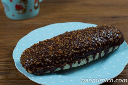 クランチチョコロール　塩ミルクホイップ【ローソン】斜めから撮った写真