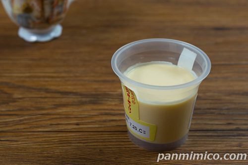 喫茶店のミルクセーキプリン【ファミリーマート】斜めから撮った写真