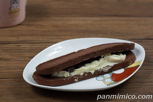 チョコバナナクッキーサンド（角切りチョコ入り）【ヤマザキ】斜めから撮った写真