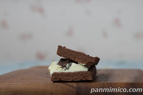 チョコバナナクッキーサンド（角切りチョコ入り）【ヤマザキ】断面の写真