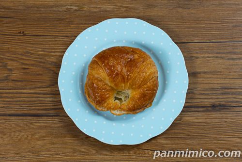 ふんわりソイクロワッサン（つぶあん＆ホイップ）【ファミリーマート】上から撮った写真