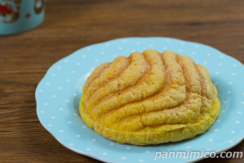 レモンクリームメロンパン瀬戸内産レモン使用【セブンイレブン】斜めから撮った写真