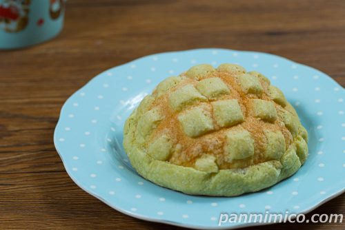 富良野メロンのクリームメロンパン【セブンイレブン】斜めから撮った写真