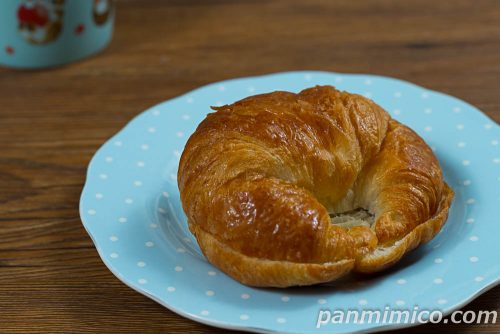 ふんわりソイクロワッサン（つぶあん＆ホイップ）【ファミリーマート】斜めから撮った写真