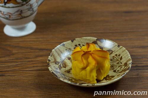 しっとりくちどけスイートポテト【ローソン】斜めから撮った写真