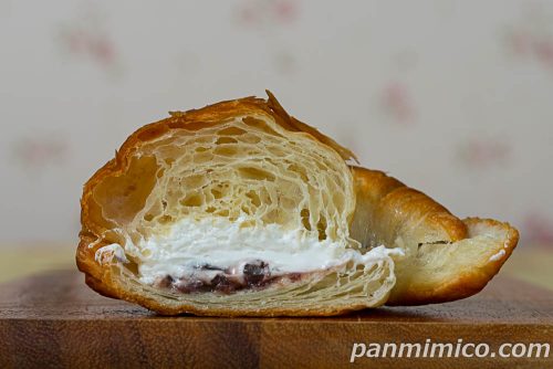 ふんわりソイクロワッサン（つぶあん＆ホイップ）【ファミリーマート】断面の写真