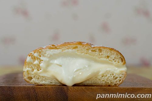 マラサダ（マカダミアホイップ）【ファミリーマート】断面の写真