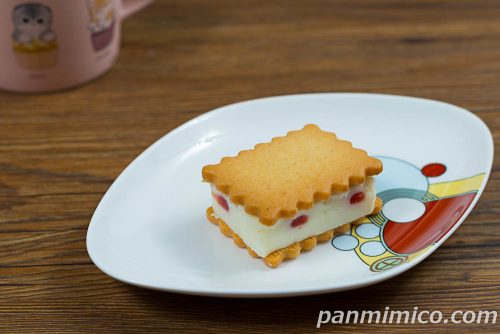 クッキー３nd あまおう苺＆レアチーズ【ロピア】斜めから撮った写真