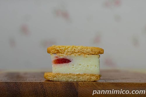クッキー３nd あまおう苺＆レアチーズ【ロピア】断面の写真