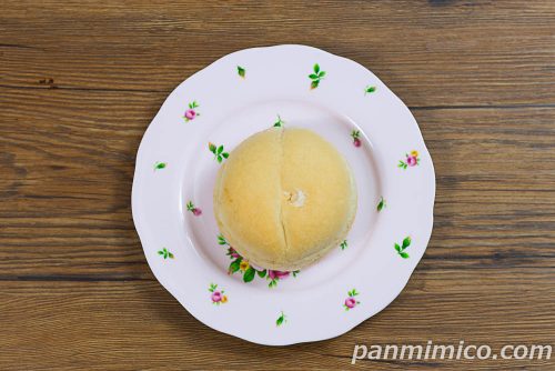 桃パン（和歌山県産あら川の桃のクリーム使用）【ヤマザキ】上から撮った写真