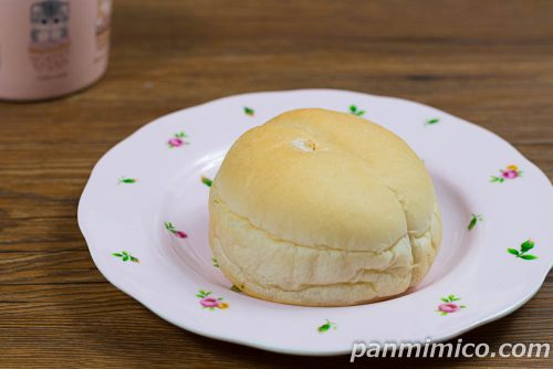 桃パン（和歌山県産あら川の桃のクリーム使用）【ヤマザキ】斜めから撮った写真